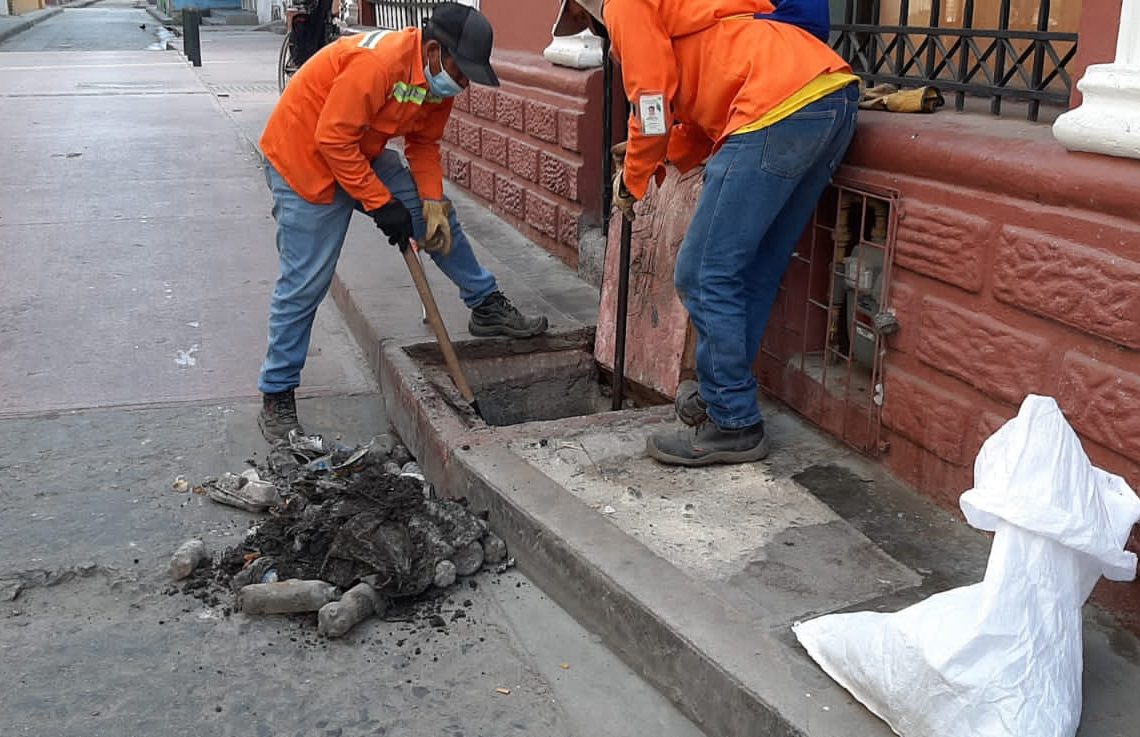 Retiran dos toneladas de basuras y lodos de las rejillas pluviales del Centro Histórico