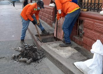 Retiran dos toneladas de basuras y lodos de las rejillas pluviales del Centro Histórico