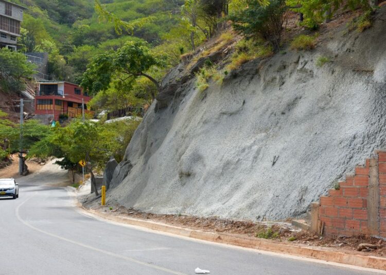 Entregan mejorada vía a Taganga y siete muros de contención en los cerros