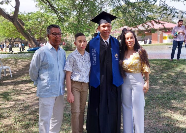 Un ejemplo de lucha: joven sordo logra graduarse de licenciado en educación básica