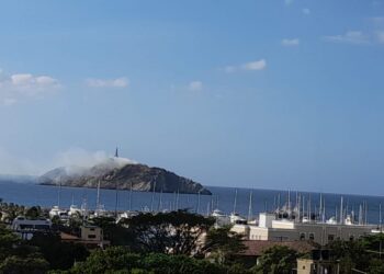 Emergencia por incendio en el Morro de la Bahía de Santa Marta