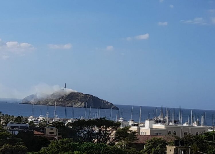 Emergencia por incendio en el Morro de la Bahía de Santa Marta