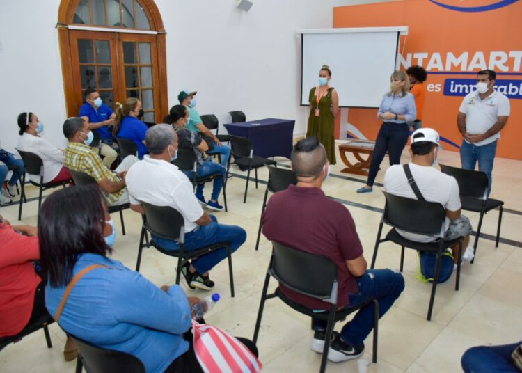 Afectados por incendio en el Mercado Público reciben ayudas