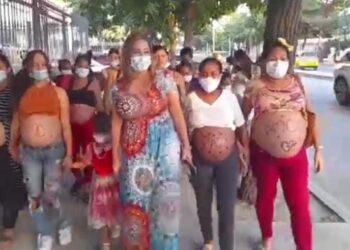 Con mujeres gestantes mostrando su vientre, se inscribió candidata al Senado