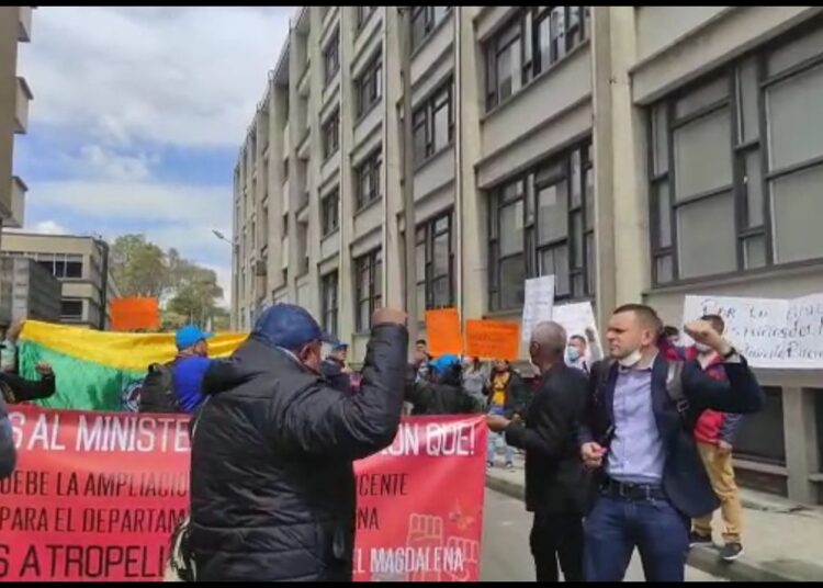 Plantón de Maestros del Magdalena en Bogotá por negación a nombramientos