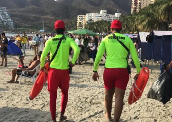 Bomberos despliega salvavidas en principales playas de Santa Marta