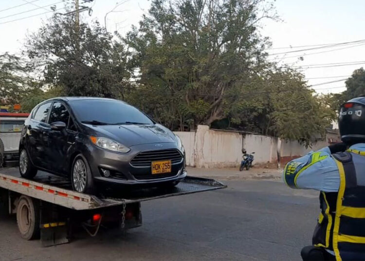 Inmovilizan vehículos por transporte ilegal de pasajeros en Santa Marta