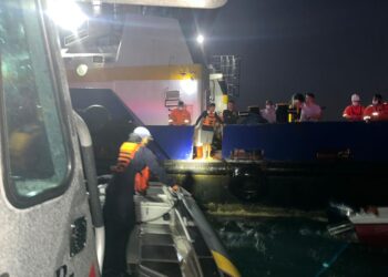 Rescatan a 3 personas que quedaron a la deriva en playa de Santa Marta