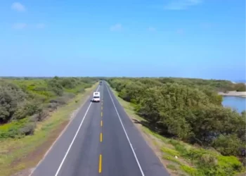 En la Troncal: camión cisterna se volcó; no hay heridos