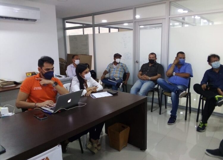 Sancionan a taxistas involucrados en pelea en el Parque de los Novios