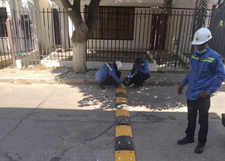 En Santa Marta instalan reductores de velocidad en zonas de alto tráfico