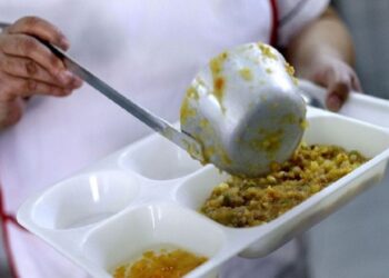 81,34% de los samarios afirma que consumen tres o más comidas diarias