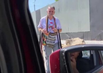 El difícil momento de Álvaro Lemmon, ‘El Hombre Caimán’: vende mochilas en Santa Marta