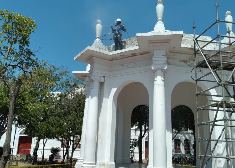 Arreglo a las terrazas y el templete del Parque de Los Novios