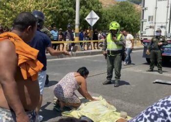 Muere joven tras caer de tractocamión en la Vía Alterna