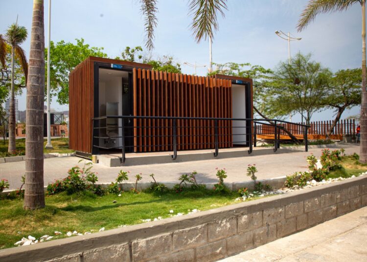 Habilitadas cuatro zonas de baños públicos en el Camellón de la Bahía