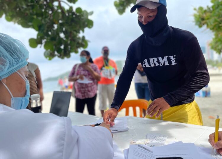 Vacunación COVID-19 se toma playas y puntos de alta afluencia turística en Santa Marta
