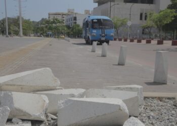 Conductor destruyó bolardos del Camellón de la Bahía