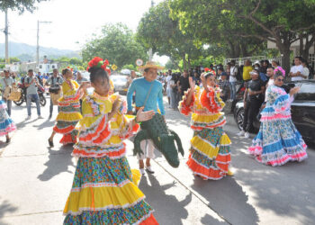 Desfile Folclórico de Unimagdalena se tomó las calles de Santa Marta