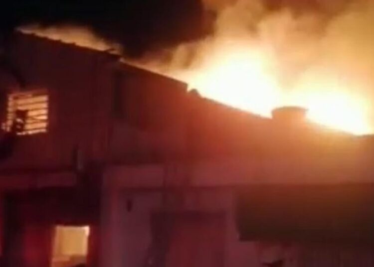 Incendio consume establecimiento comercial en el Mercado Público