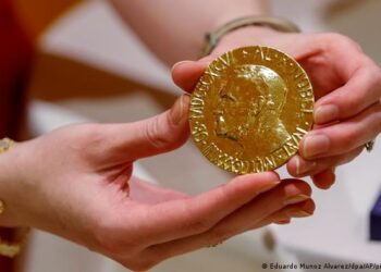 Periodista ruso vende medalla de Nobel para ayudar a Ucrania