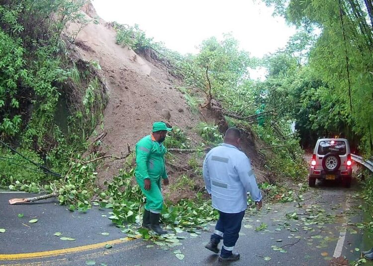 Emergencia por deslizamiento de tierra en la vía Santa Marta – Minca