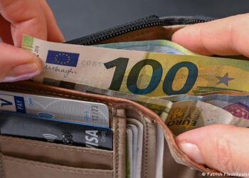 El euro y el dólar alcanzan la paridad por primera vez en veinte años
