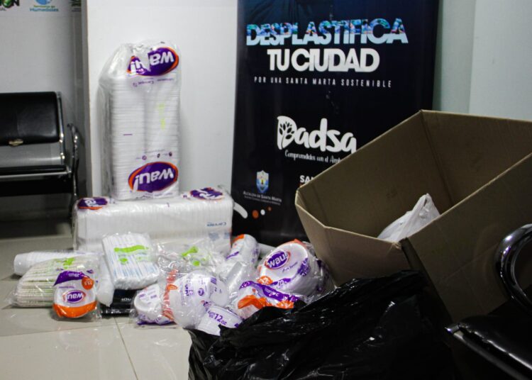 Johnson destaca Ley que prohíbe usar plásticos de un solo uso en Colombia