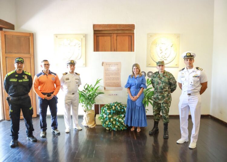 Alcaldesa entrega ofrenda floral por los 497 años de Santa Marta