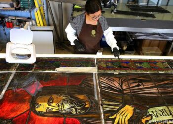 Artesanos restauran los vitrales de Notre-Dame de París ensuciados por el incendio