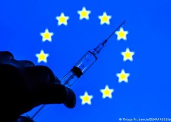 UE recomienda otra vacuna de refuerzo para mayores de 60 años