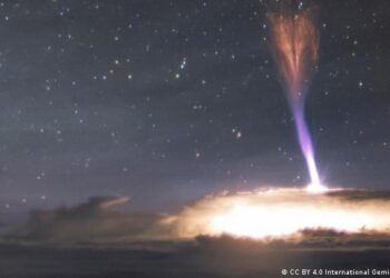 Misterioso gigantesco rayo ascendente que llegó al borde del espacio desconcierta a los científicos