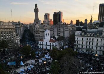 Argentina: movimientos sociales marchan por mejoras económicas