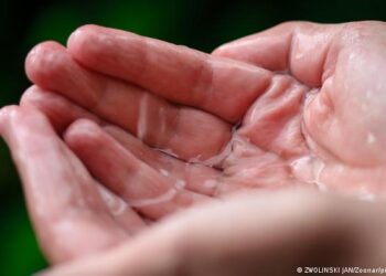 El agua de lluvia de toda la Tierra es insegura para beber debido a «sustancias químicas eternas»