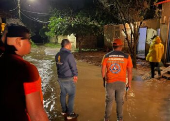 Emergencia por desbordamiento del río Guachaca; autoridades iniciaron atención
