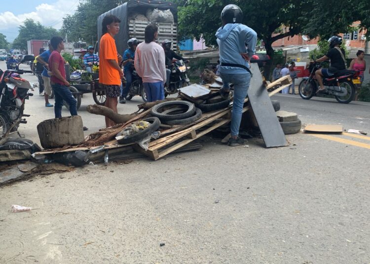 Samarios bloquean vías en protesta por el alza en la tarifa de energía
