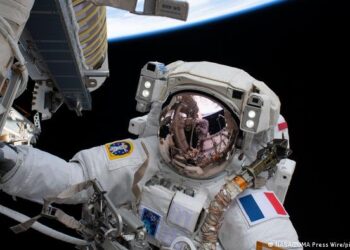 Astronautas europeos se comprometen a no dejar más basura espacial