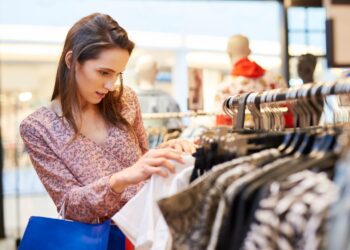 En Colombia las mujeres son las que más compran ropa de segunda mano