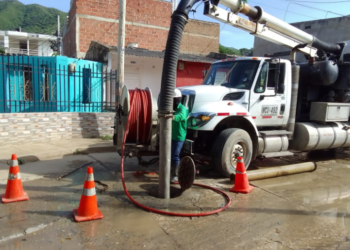Para evitar taponamientos, limpian 20.000 metros de alcantarilla en Santa Marta