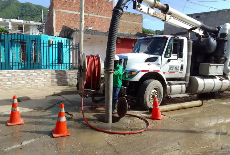 Para evitar taponamientos, limpian 20.000 metros de alcantarilla en Santa Marta