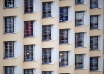 Despiden a guardiana de cárcel alemana por mantener romance con un preso