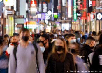 Expertos advierten de un nuevo síntoma de COVID-19 que el público ha pasado por alto