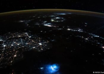 Astronauta capta misteriosas «manchas azules» en la atmósfera de la Tierra