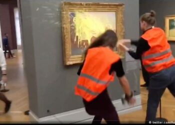 Tirar sopa de tomates sobre obras de arte causa impacto