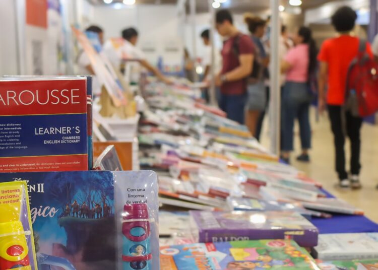 Así avanza el segundo día de la Feria Internacional del Libro de Santa Marta