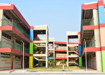 Ni los docentes se salvan: madre intentó acuchillar a uno, en Santa Marta