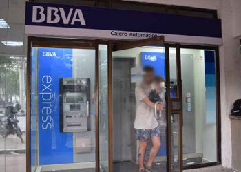 Atracan a mujer al interior de cajero, en el Centro de Santa Marta