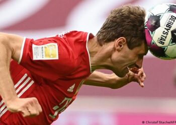 Escocia restringe el cabeceo del balón en futbolistas para reducir daños cerebrales