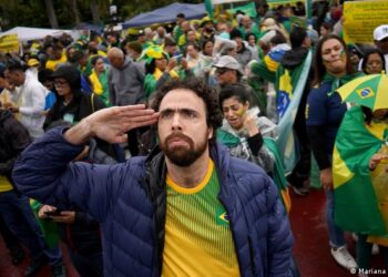 Miles de bolsonaristas piden golpe contra Lula en cuarteles militares