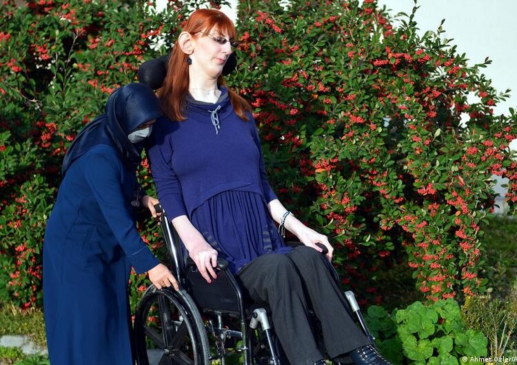 La mujer más alta del mundo vuela por primera vez en avión después que aerolínea eliminara asientos